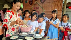 Học sinh háo hức trải nghiệm làm bánh truyền thống ở làng Bình Thành