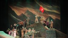 Xúc động với vở kịch “Điện Biên vẫy gọi”