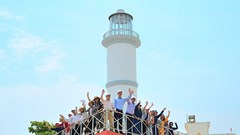 Du khách tham quan, check in ngôi miếu hình con tàu ở xã biển Đức Lợi