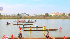 Kon Tum: Sôi nổi giải đua thuyền độc mộc trên sông Đăk Bla