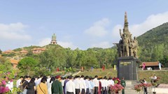 Bình Định: Dâng hoa, dâng hương tại Tượng đài chiến thắng Núi Bà