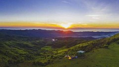 Có một khu du lịch thảo nguyên La Vuông đầy thơ mộng