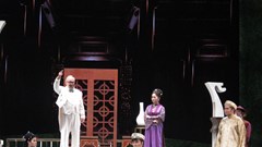 Khán giả Thủ đô đội mưa đi xem Thầy Ba Đợi