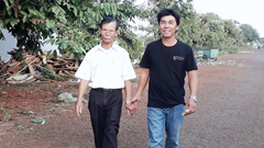 Vừa làm kinh tế giỏi, vừa rộng lòng hiến đất làm đường