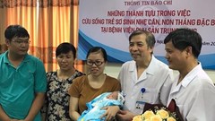 Nuôi sống bé sinh non nặng 500gr của cặp vợ chồng hiếm muộn