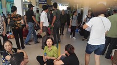 Bệnh viện Việt Đức: người nhà bệnh nhân ngồi la liệt ở khoa khám bệnh