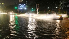 Mưa lớn làm ngập nhiều tuyến đường giao thông