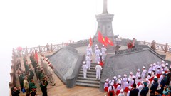Linh thiêng giây phút thượng cờ của các cựu chiến binh trên đỉnh thiêng Fansipan