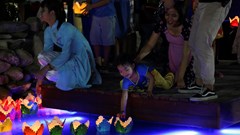 Du khách thích thú với những sắc màu văn hóa trong Công viên Ấn tượng Hội An