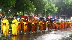 Tăng ni, Phật tử “đội mưa” tham gia đoàn rước Phật tại Huế