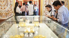  Giới thiệu biểu tượng rồng triều Nguyễn qua gốm của nghệ nhân Trần Độ