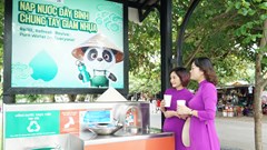  Du khách thích thú trải nghiệm trạm cấp nước sạch miễn phí ở các điểm du lịch