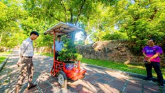 Tiếp nhận xe điện hỗ trợ vận chuyển hàng hóa và thu gom rác thải tại các điểm di tích