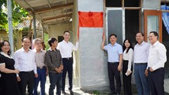 Xóa nhà tạm giúp đồng bào ở A Lưới an cư 