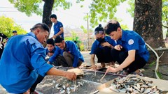 Chế biến cá khô gửi tặng đồng bào vùng lũ ở miền Bắc