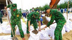 Gia cố nhà cửa, rọ đá, đắp đất khắc phục sạt lở bờ biển trước bão số 6