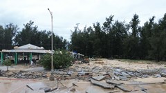 Bờ biển Thừa Thiên Huế tan hoang sau bão số 6