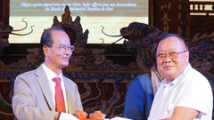 Hậu duệ vua Hàm Nghi trao tặng các kỷ vật quý cho Huế