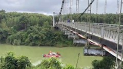 Xe chở rác va vào lan can cầu, 2 người rơi xuống sông mất tích