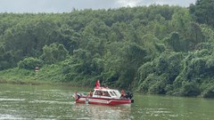 Tìm thấy thi thể 2 nạn nhân trong vụ xe chở rác rơi xuống sông