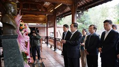 Chủ tịch Quốc hội thăm các địa chỉ văn hóa và tặng quà người có công tại Huế