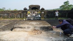 Phát hiện di tích lăng chúa Nguyễn Phúc Khoát bị đào trộm 