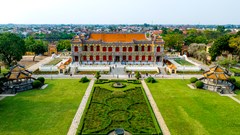 Gần 2,8 triệu lượt khách đến tham quan di sản Huế trong năm 2024