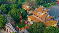 Dựng nêu đón Tết tại khu di sản Huế