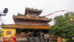 Hạ nêu, khai ấn và tặng chữ đầu năm tại khu di sản Huế