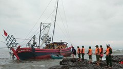 Cứu các ngư dân của 2 tàu cá Huế gặp nạn trên biển