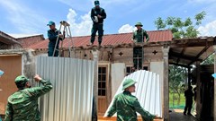 Dông lốc làm tốc mái 28 nhà dân và trường học tại huyện A Lưới