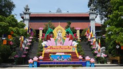 Thành phố Huế rực rỡ cờ hoa mừng Lễ Phật đản 