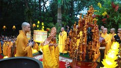 Hàng nghìn người tham gia lễ rước Phật tại Huế