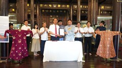  Huế tiếp nhận 2 chiếc áo của Hoàng thái hậu cuối cùng triều Nguyễn