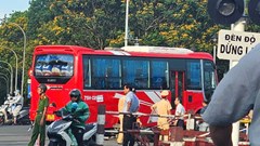 Huế: Xe khách va chạm xe máy, 2 mẹ con tử vong