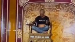 Người đàn ông xâm hại bảo vật quốc gia Ngai vàng triều Nguyễn ở Đại Nội Huế