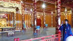 Điện Thái Hòa vẫn hút khách đến chiêm ngưỡng bản phục chế ngai vàng triều Nguyễn