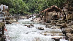 Huế: Mưa lớn bất ngờ cuốn trôi hàng chục hàng quán ở điểm du lịch 