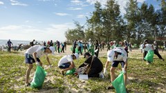 Thành phố Huế: Gần 1.000 người đi bộ nhặt rác làm sạch biển