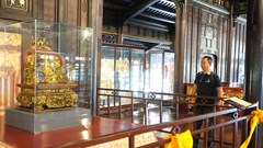 Những chiếc ngai quý thời triều Nguyễn đã được đặt trong lồng kính