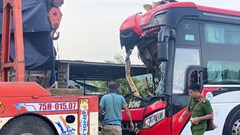 Xe khách va chạm xe tải khiến 6 người thương vong