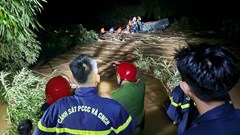 Cứu hộ 4 người dân bị mắc kẹt giữa suối do lũ lớn bất ngờ