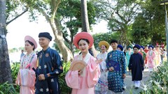 Bạn trẻ quảng diễn cổ phục Việt ở đường phố Huế