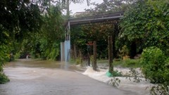  Mưa lớn giữa mùa hè, nhiều nơi ở Huế đang bị ngập lụt