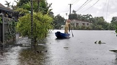 Lật thuyền giữa nước lũ, 2 người đàn ông tử vong