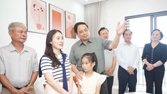 Thủ tướng Chính phủ thăm các hộ gia đình ở khu nhà ở xã hội tại Huế