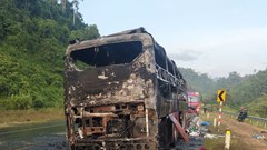 Xe khách bốc cháy trên cao tốc, hàng chục hành khách kịp thời thoát nạn