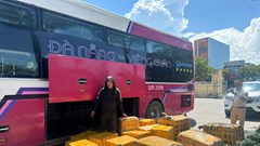 Phát hiện xe khách biển số Lào chở 1 tấn sụn chân gà đã bốc mùi 