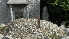 Huế: Người dân bức xúc vì hàng loạt ngôi mộ bị “đóng cọc”