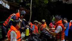 Hai vợ chồng đi bộ ra bến xe về quê, người vợ bị nước cuốn mất tích